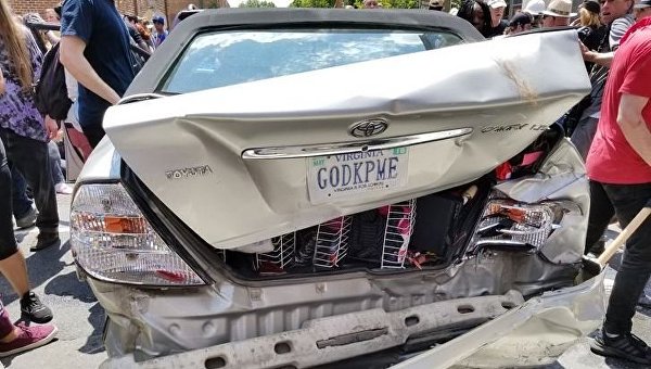Автомобиль врезался в группу противников акции ультраправых в Виргинии