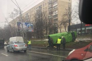 ДТП в Киеве: микроавтобус перевернулся, есть пострадавшие