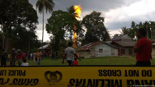 Нелегальная нефтяная скважина в Индонезии унесла жизни 10 человек, еще 40 получили ожоги