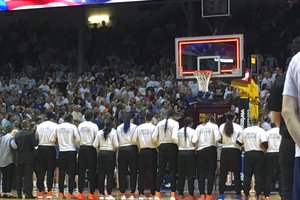 Баскетболистки Лос-Анджелеса пропустили исполнение гимна США в финале НБА