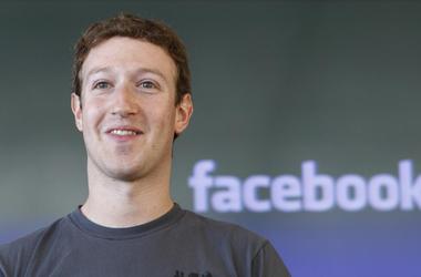 Журналисты узнали, сколько человек ведет страницу Цукерберга в Facebook