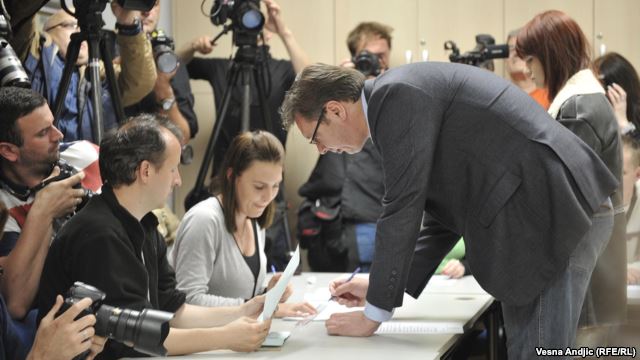 На парламентских выборах в Сербии лидирует правящая партия, которая выступает за ускоренную евроинтеграцию, - экзит-полл