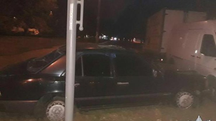 По улицам Харькова рассекал Mercedes без шин (фото)