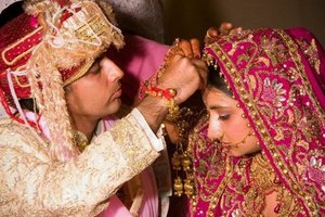 Индийским невестам подарили сотни деревянных бит для мужей-алкоголиков