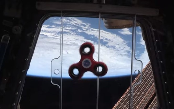 NASA показало, як астронавти крутять спінер у космосі