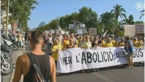 Возмущенные наплывом туристов жители Барселоны вышли на протест