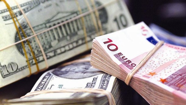 Чому в Україні продовжують рости долар та євро: пояснення від НБУ