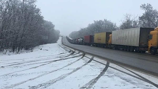 Сразу не трех КПП грузовики не могут пересечь границу Украины с Россией