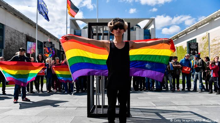 Активісти страйкують біля канцелярії Меркель: Просять захистити геїв з Чечні