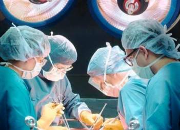 Киевские хирурги удалили пациенту опухоль на мозге по новой методике