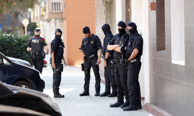 В Барселоне мужчина с криком «Аллах Акбар» напал на полицейских