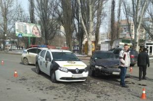 Авария в Николаеве: водитель не уступил дорогу машине службы охраны