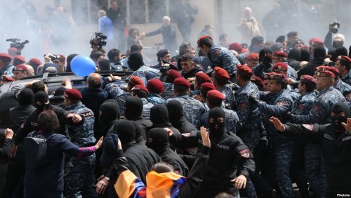 Протесты в Ереване: полиция уже задержала около 200 человек