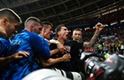Хорваты, празднуя победный гол, сбили с ног фотографа – Виде пришлось его поцеловать