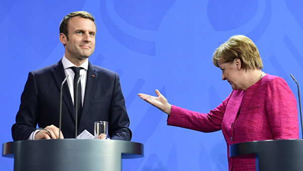Макрон готов лечь под Меркель в вопросах внешней политики - Рудяков