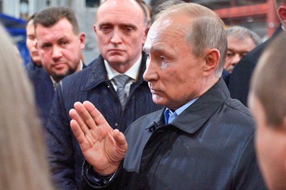 Путин поручил подготовить экономику к переходу на военные рельсы
