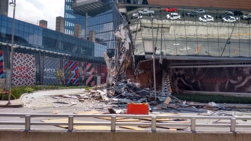 Торговый центр в считанные секунды рухнул в Мехико: жуткие кадры