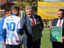 Порошенко и Павелко вручили Масалову сертификат на строительство стадиона