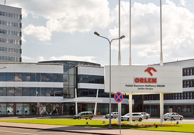Polish oil refiner Orlen offers to buy up shares in Czech unit