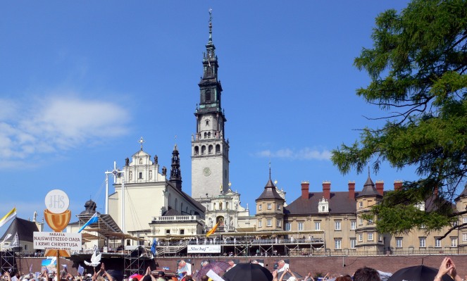 Все більше прочан прибуває до найважливішої у Польщі святині на Ясній Горі