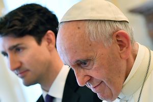 Премьер Канады потребовал извинений у Папы Римского