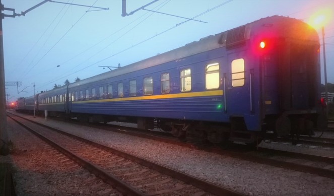 Провідників потяга Одеса-Перемишль двічі зловили на контрабанді цигарок