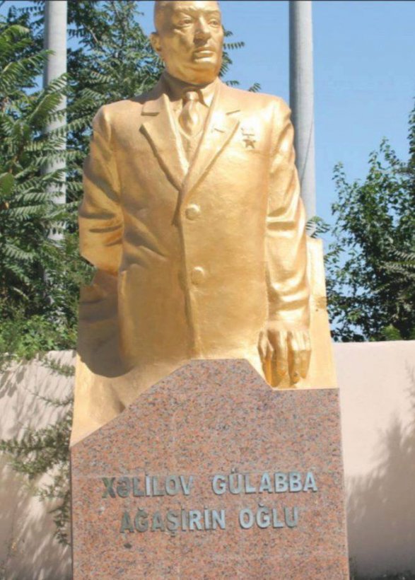Депутат поставил своему отцу позолоченный памятник в Сабирабаде