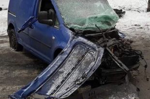 Авария в Киеве: водитель машины на высокой скорости въехал в столб