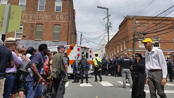 Полиция предъявила обвинения мужчине, врезавшемуся в толпу в Виргинии