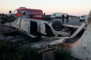 На трассе Киев-Харьков автомобиль врезался в остановку: есть жертвы