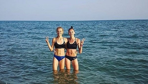Украинские легкоатлетки сделали совместное фото в купальниках