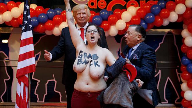 Презентацию восковой фигуры Трампа атаковали активистки FEMEN