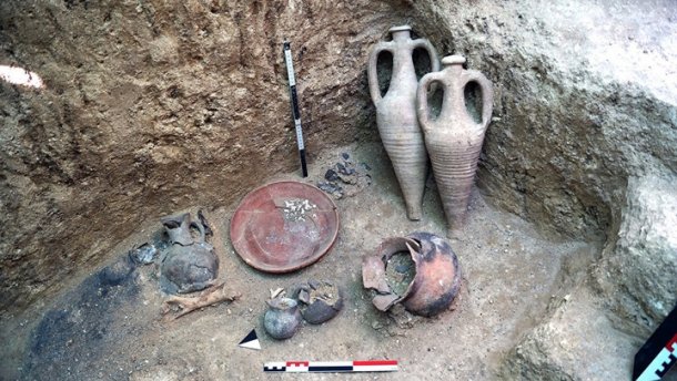 Російські окупанти повідомляють про сотні артефактів, знайдених у скіфському некрополі в Криму