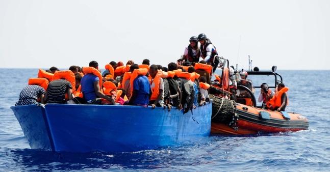 Италия и Мальта отказываются принять судно с мигрантами