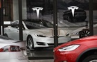 Tesla уволила несколько сотен сотрудников