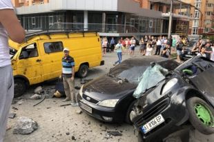 Под Киевом автомобиль на еврономерах на высокой скорости снес остановку