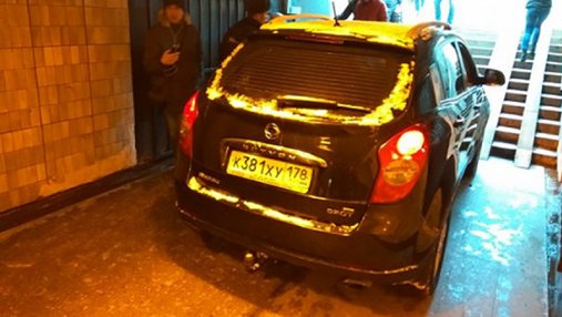 Пенсионер машиной въехал в подземный переход в Санкт-Петербурге: фото, видео
